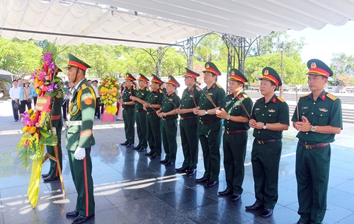 Bộ tư lệnh Quân khu 4 tri ân các Anh hùng liệt sĩ tại tỉnh Quảng Trị